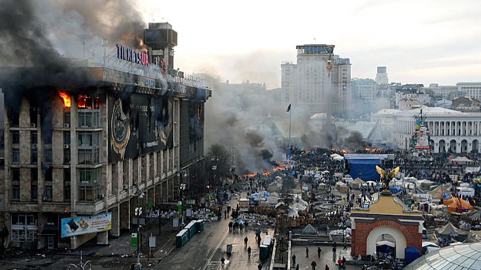 Blick auf den Unabhängigkeitsplatz Maidan in Kiew - am frühen Morgen nach eine blutigen Nacht.