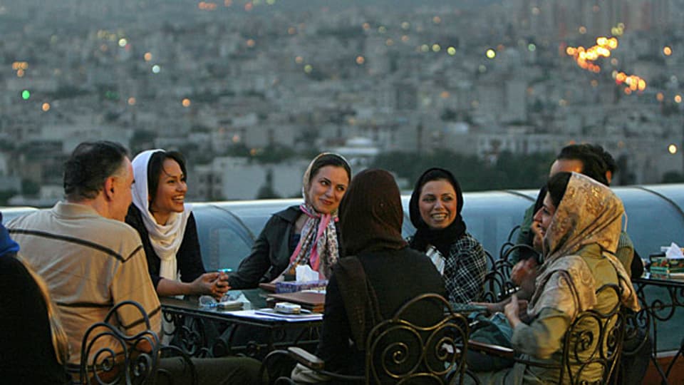 Hassan Rohani wurde Präsident, weil ihn eine klare Mehrheit gewählt hat – und auf diese zählt er nun. Bild: Feierabend über Teheran.