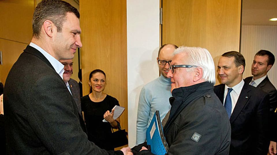 Am Vormittag trafen sich Vertreter der ukrainischen Opposition (links: Vitali Klitschko) mit EU-Aussenministern. Im Bild: Deutschlands Aussenministern Frank Walter Steinmeier, rechts daneben sein polnischer Amtskollege Radoslaw Sikorski.