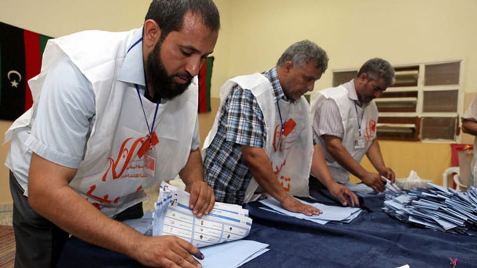 Bild von der Auszählung der Stimmzettel nach den Wahlen des Übergangsparlaments in Tripolis, Libyen, am 7. Juli 2012.