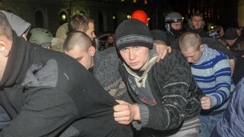 Die Polizei in Kiew schickt Demonstranten nach Hause.