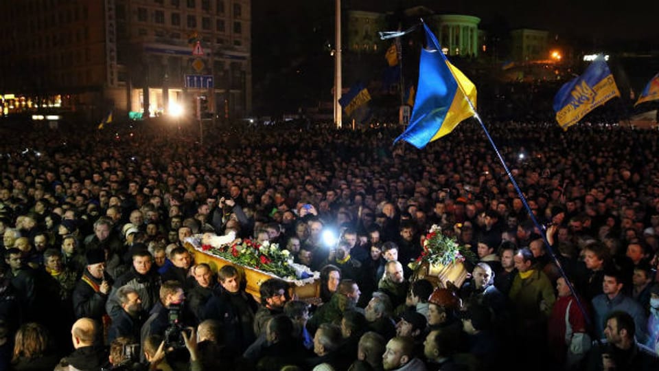 Tausende geben in Kiew einem Opfer der jüngsten Ausschreitungen das letzte Geleit.