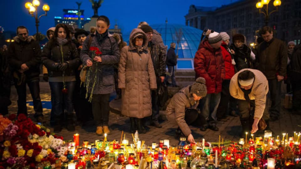 Auf dem Maidan in Kiew legen die Menschen Blumen und Kerzen nieder für die Opfer der Proteste der vergangenen Wochen.