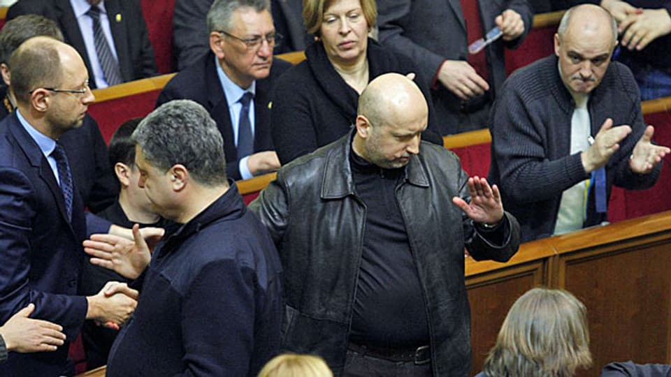 In der Mitte von ukrainischen Parlamentsabgeordneten: Übergangspräsident Alexander Turtschinow.