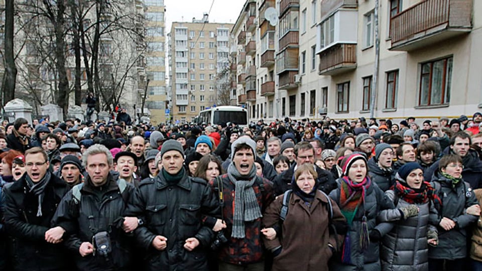 KremlkritikerInnen protestieren vor einem Moskauer Gericht.