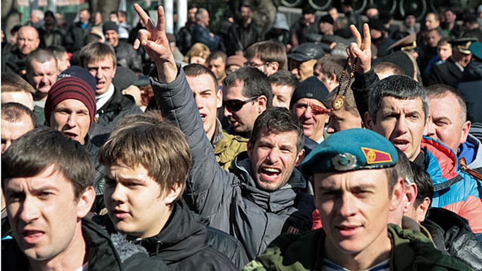 Pro-russische Aktivisten protestieren in Simferopol auf der Krim gegen die Absetzung Janukowitschs.