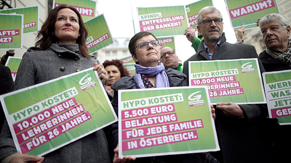 Die österreichischen Grünen protestierten am 18. Februar in Wien: «Hypo kostet: 10'000 neue LehrerInnen für 26 Jahre» oder «Hypo kostet: 5500 Euro Belastung für jede Familie in Österreich».