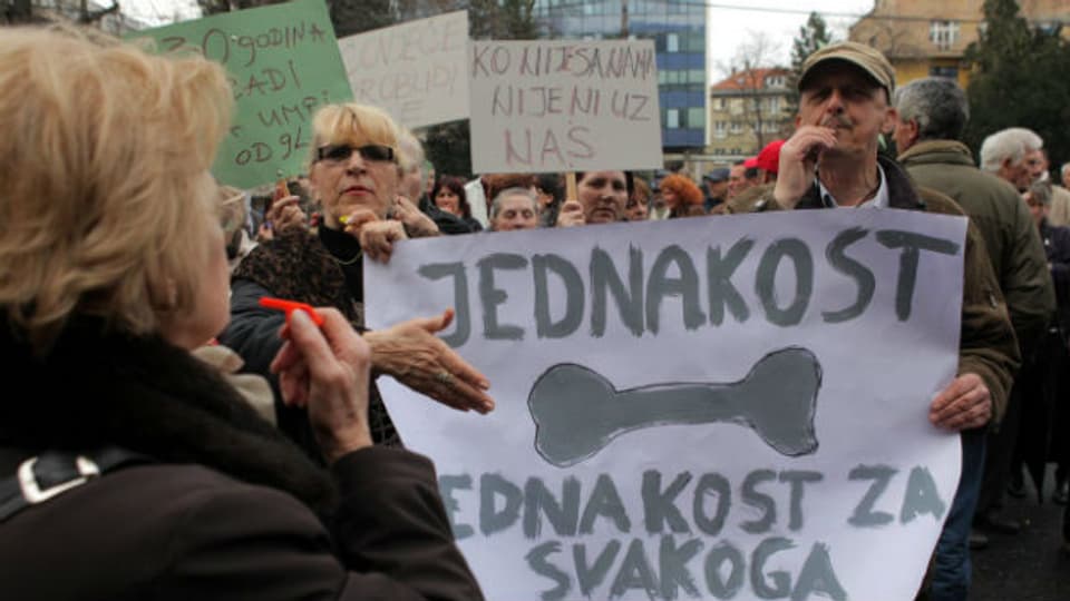 Demonstranten in Sarajewo bezeichnen die Regierung als korrupt und fordern ihren Rücktritt.
