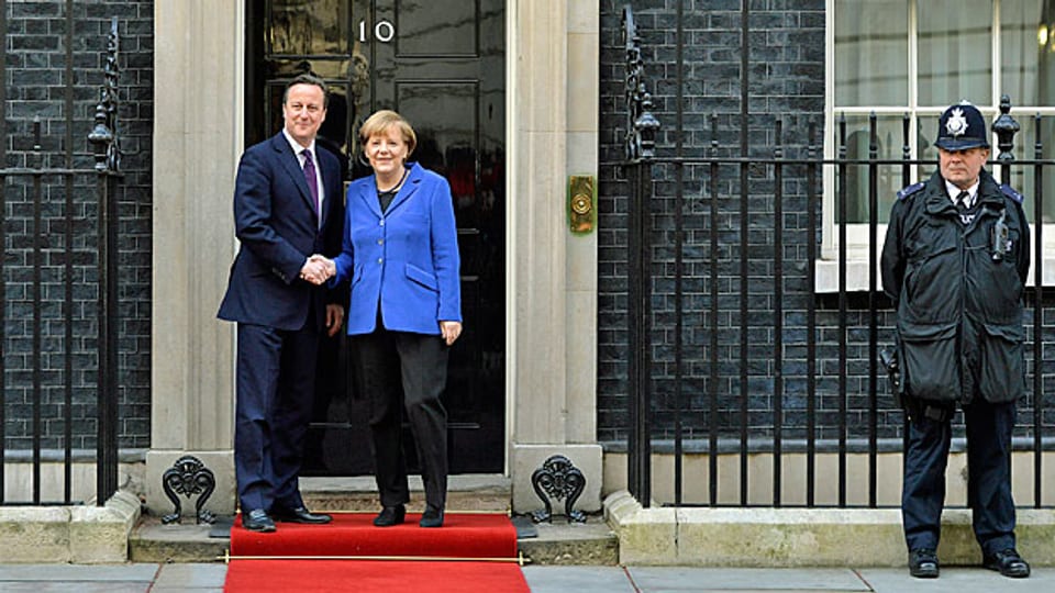 Gastgeber David Cameron und Bundeskanzlerin Merkel auf dem roten Teppich vor der Downing Street 10.