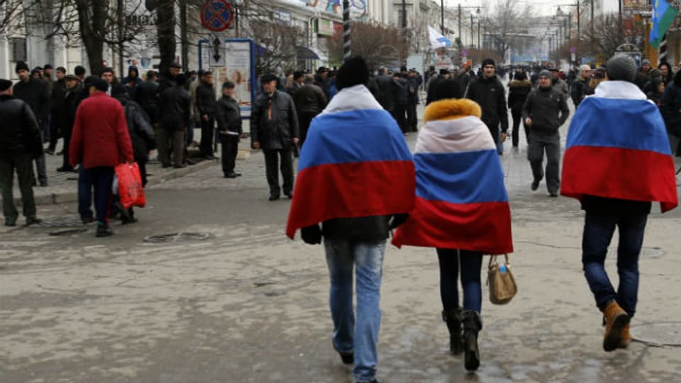 Personen mit Russland-Fahnen auf den Strassen von Simferopol