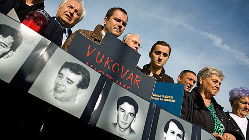 Kroaten vor dem Internationalen Gerichtshof in den Haag, im Oktober 2007. Derzeit geht es um eine weitere juristische Aufarbeitung der Balkankriege. Kroatien hat Serbien vorgeworfen mit den ethnischen Säuberungen der 1990er-Jahre die Völkermord-Konvention verletzt zu haben.