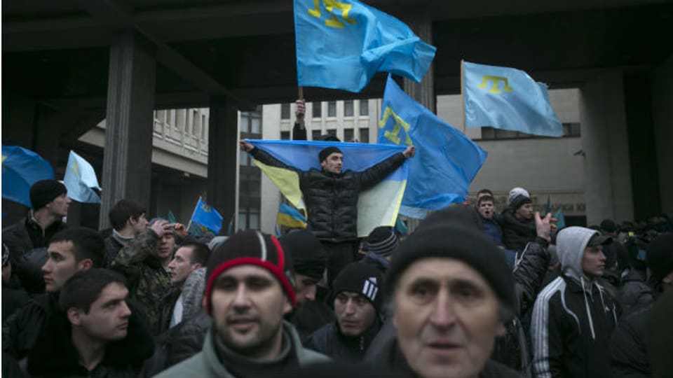 Protest von Krimtataren vor dem Parlament in Simferopol (26.2.14