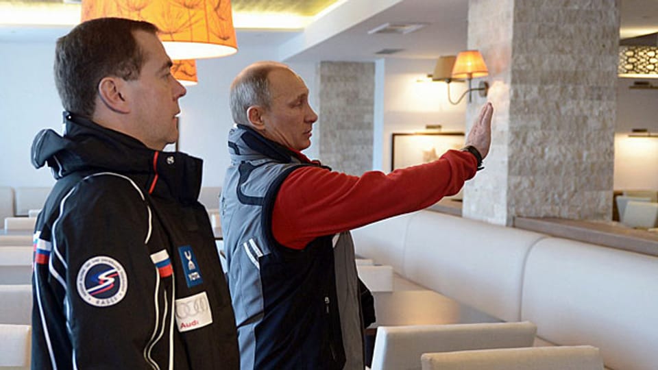 Der russische Premier Medwedew und Präsident Putin auf Inspektion in einem extra für den G8-Gipfel 2014 gebauten Hotel in der Nähre von Sotschi.