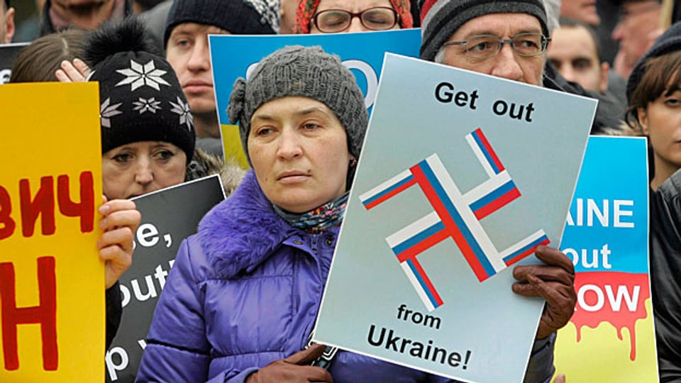 Polinnen und Polen protestieren vor der russischen Botschaft in Warschau gegen das Vorgehen Russlands in der Ukraine.