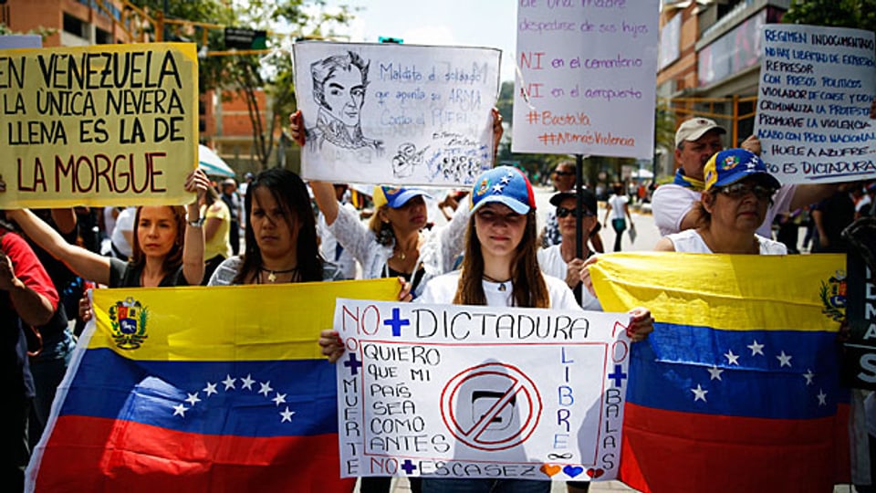 RegierungsgegnerInnen protestieren in Venezuelas Hauptstadt Caracas gegen Präsident Nicolas Maduro.