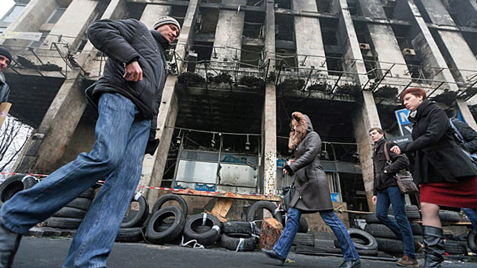PassantInnen in der Nähe des Unabhängigkeitsplatzes in der ukrainischen Hauptstadt Kiew, am 4. März 2014.