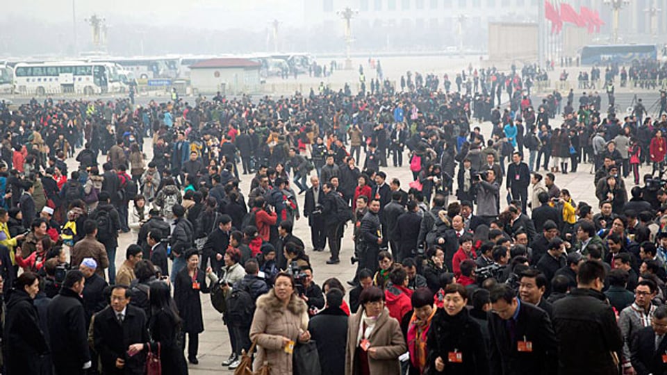 Delegierte der kommuniistischen Partei Chinas kommen für den Nationalen Volkskongress auf dem Tienanmen-Platz in Peking an - es herrscht dichter Smog.