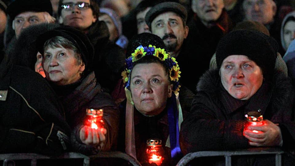 Trauer um die Toten - auf dem Unabhängigkeitsplatz in der ukrainischen Hauptstadt Kiew.