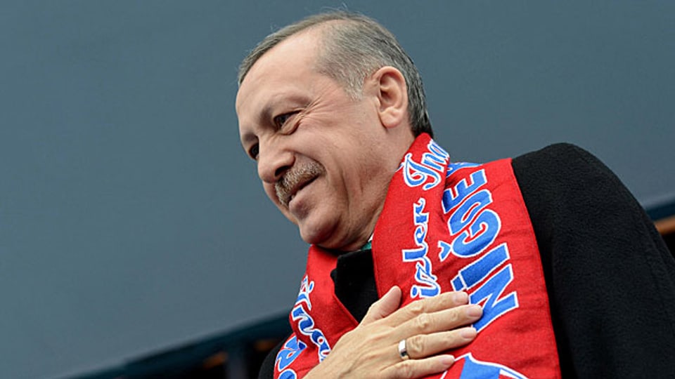 Die Telefonmitschnitte im Internet zeigen Premier Erdogan als gierigen, machtbesessenen Politiker.