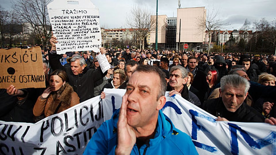 In Sarajewo protestierten am 10. Februar tausende gegen Korruption und gegen die hohe Arbeitslosigkeit, gegen die die Regierung nichts unternimmt.