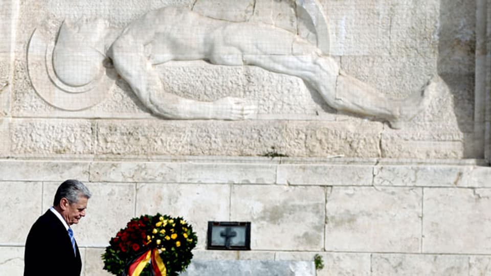Der deutsche Bundespräsident Joachim Gauck legt einen Kranz am Grab des unbekannten Soldaten in Athen nieder am 6. März 2014.