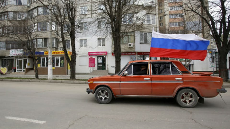 Ein Auto mit russischer Flagge fährt durch Simferopol, auf der Krim-Halbinsel.
