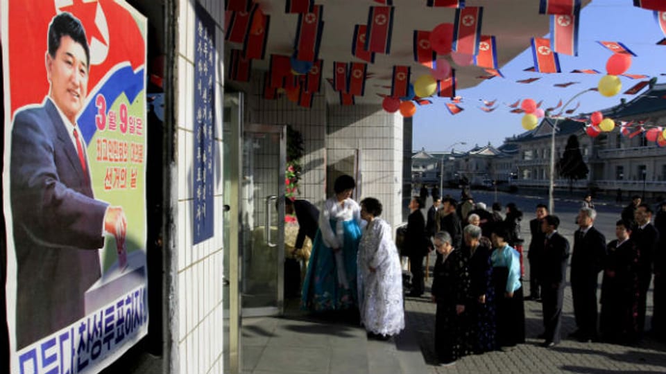 Wählende stehen vor einem Wahllokal in Pjöngjang Schlange.