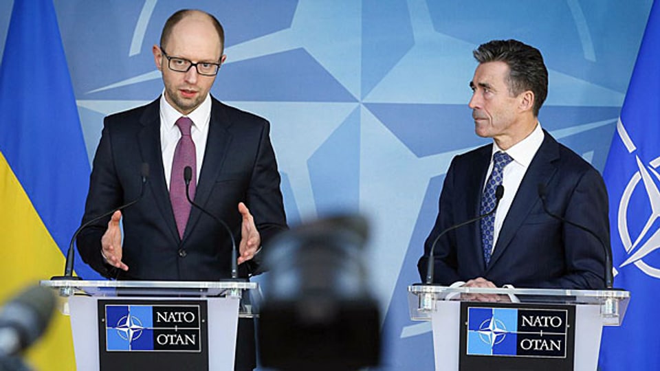 Der ukrainische Übergangspremier Arseni Jazenjuk und Nato-Generalsekretär Anders Fogh Rasmussen an einer Medienkonferenz in Brüssel.