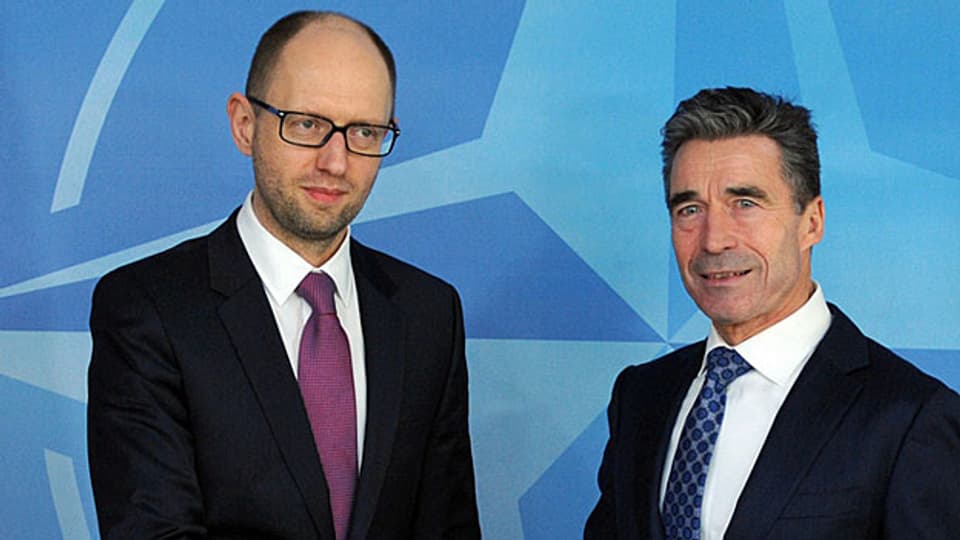Vor dem Hintergrund der Krise in der Ukraine werden nun Nato und USA aktiv. Bild: Der ukrainische Übergangspremier Arseni Jazenjuk und Nato-Generalsekretär Anders Fogh Rasmussen.