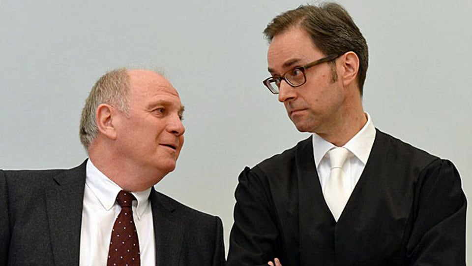 Uli Hoeness und sein Anwalt Markus Gotzens am Montag vor dem Landgericht München,