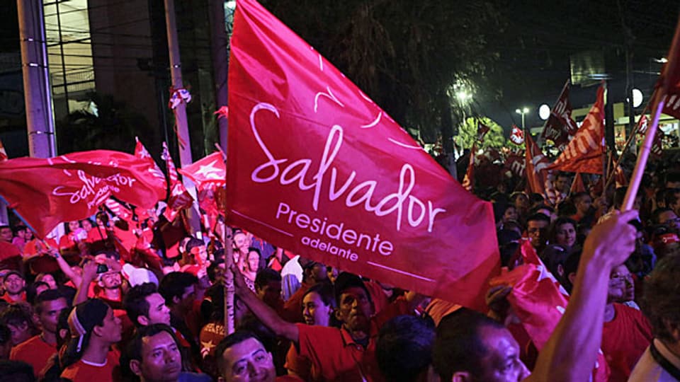 Die FMLN-AnhängerInnen haben zu früh zu feiern begonnen. Die Stimmen werden nachgezählt.