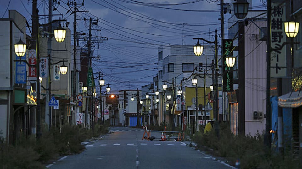 Strassenbeleuchtung in der leeren Stadt Namie, nahe Fukushima. Die 20'000 EinwohnerInnen wurden evakuiert.