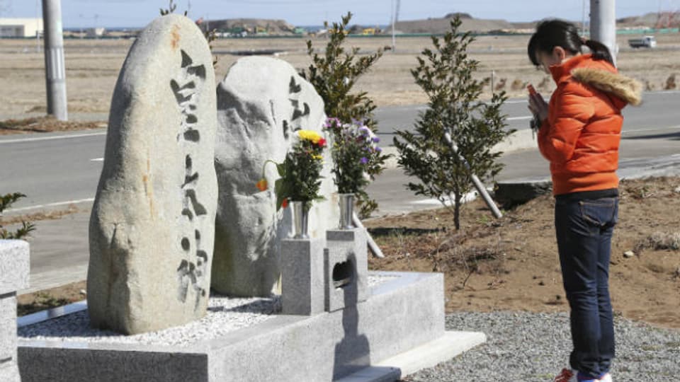 Eine Frau betet für die Opfer vom 11. März 2011 in Minamisoma in der Präfektur.