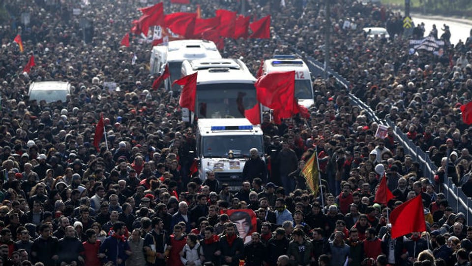 Die Beerdigung von Berkin Elvan treibt die Menschen in Istanbul auf die Strasse.