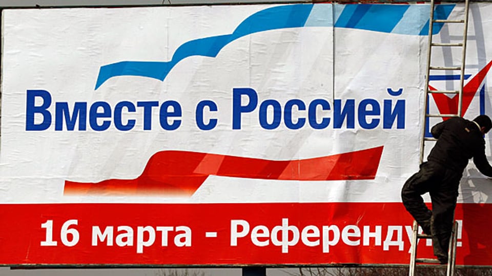 Auf dem Plakat in ----Simferopol auf der Krim steht: «Zusammen mit Russland. 16. März. Referendum.»