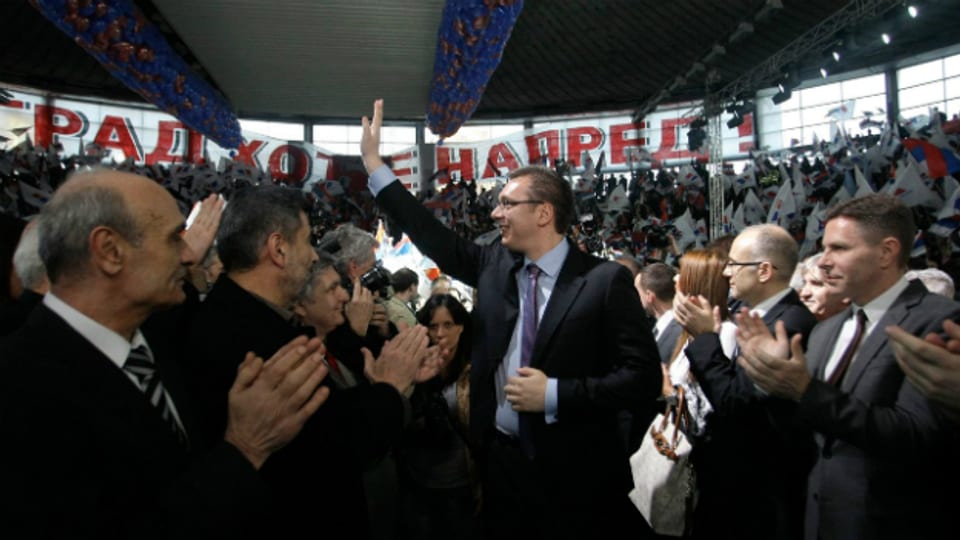 Aleksandar Vucic inmitten von Anhängern am 11.3.2014.