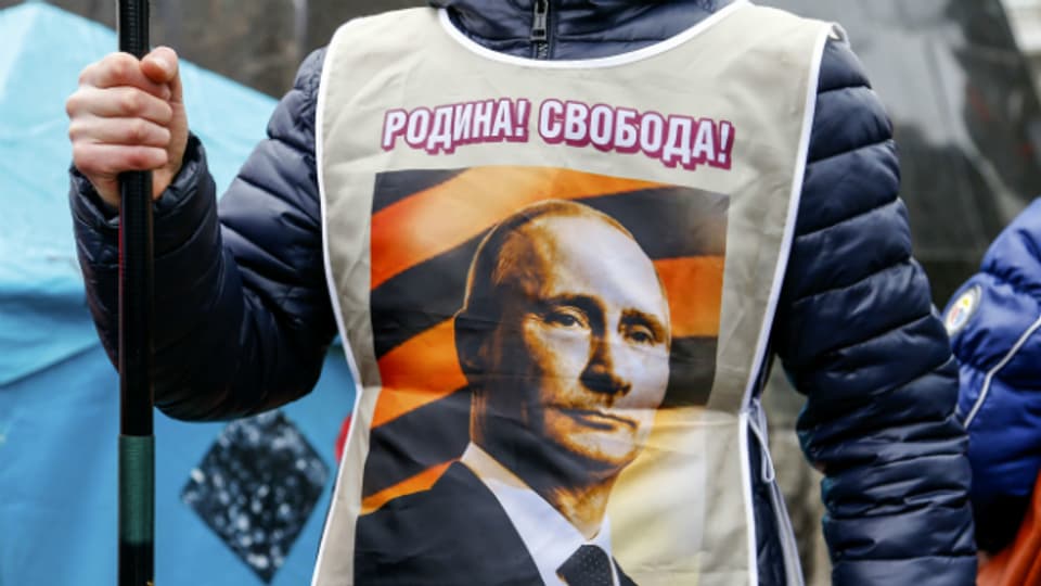 Ein pro-russischer Demonstrant trägt ein T-shirt mit dem Konterfei von Präsident Putin.