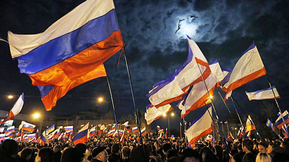 Russische Flaggen wehen am Sonntagabend in der Regionshauptstadt Simferopol auf der Halbinsel Krim.