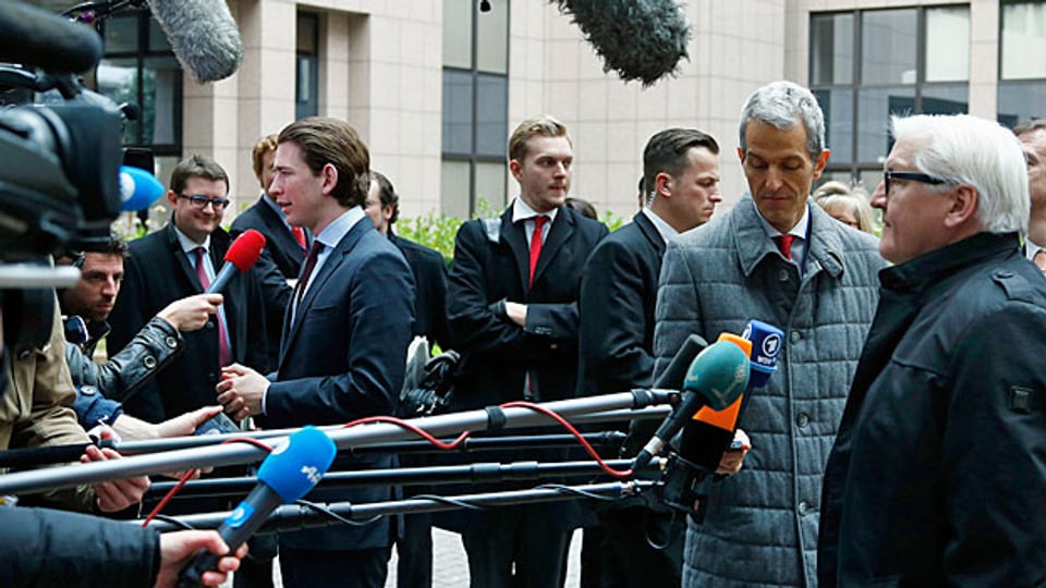 Der österreichische Aussenminister Stefan Kurz und der deutsche Aussenminister Frank-Walter Steinmeier vor dem Ratsgebäude in Brüssel.