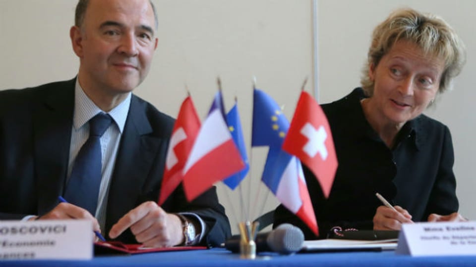 Frankreichs Finanzminister Moscovici und Bundesrätin Widmer-Schlumpf bei der Unterzeichnung des Erbschaftssteuerabkommens letzten Sommer.