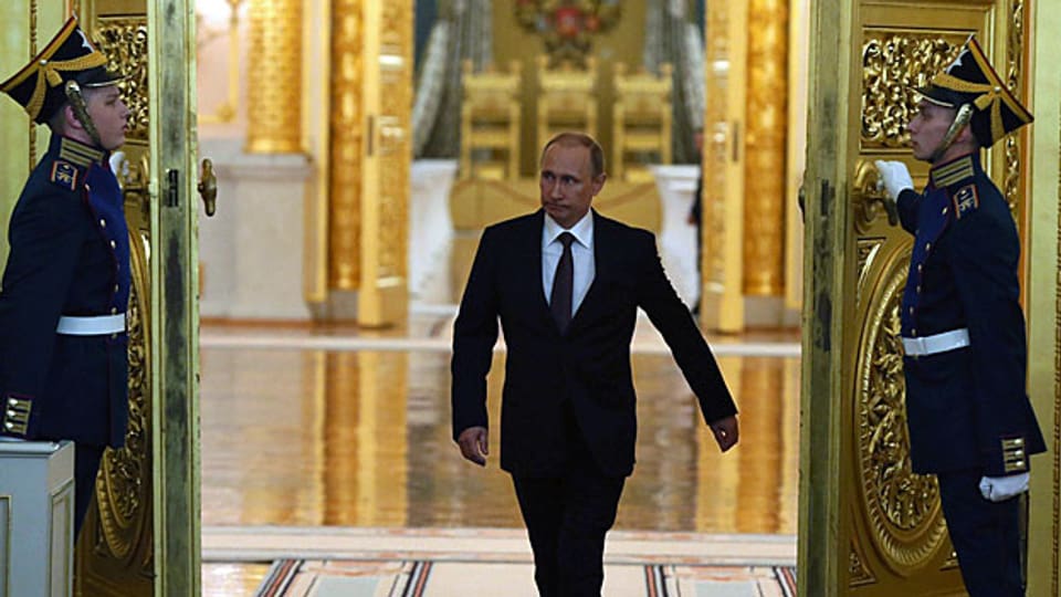Begleitet von Fanfarenklängen schritt Wladimir Putin durch das Tor im Kreml -. Beinahe,  als gäbe es für Russland einen historischen Sieg zu feiern.