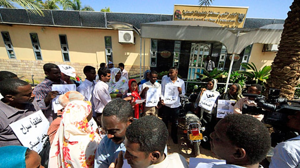 Demonstration für einen verhafteten Journalisten von Radio Dabanga vor dem Presserat in Khartum.