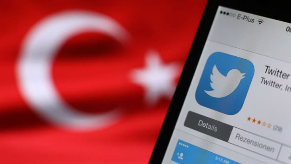 Die Türkei schaltet Twitter ab, weil in den sozialen Medien angeblich eine Verschwörung gegen die Regierung laufe.