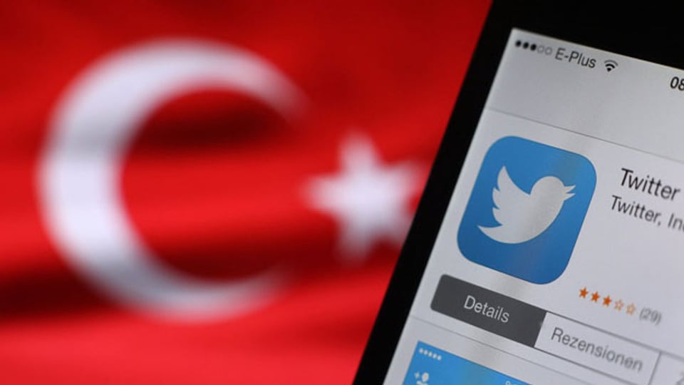 Das Twitter-Logo auf einem Smartphone neben einer türkischen Flagge. Die Social-Media-Site Twitter wurde in der Türkei am 21. März 2014 gesperrt.