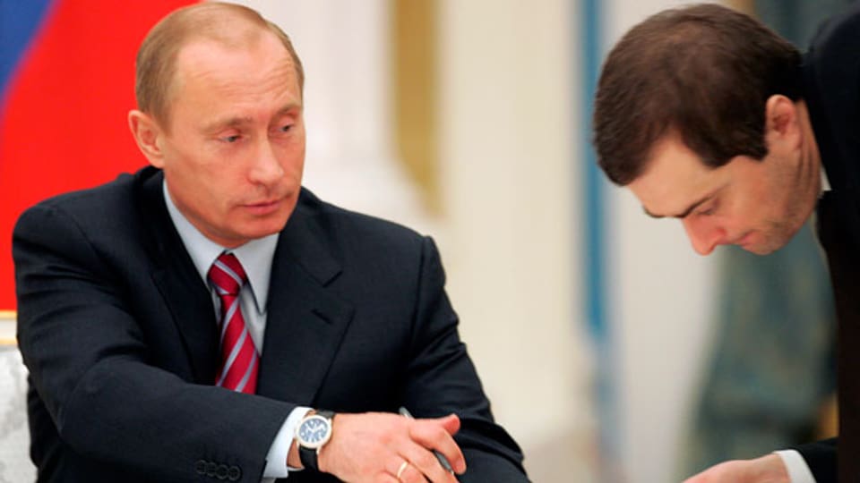 Der russische Präsident Wladimir Putin, links, spricht mit Kreml-Vize-Generalstabschef Wladislaw Surkow.