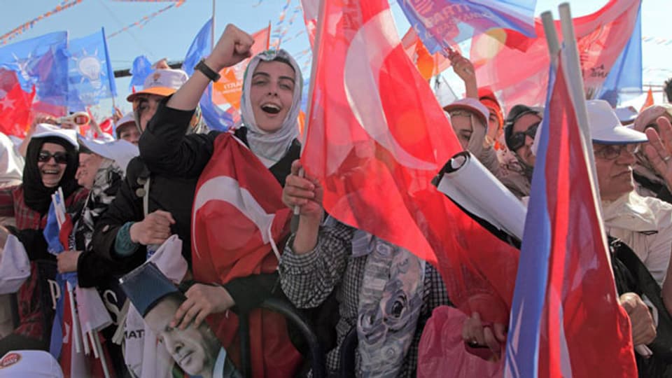 Anhänger der Partei AKP während einer Wahlkampfveranstaltung in Istanbul, Türkei. Archivbild.