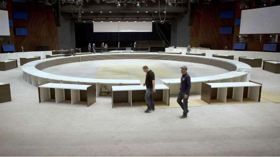 Arbeiter bauen das Plenum für den Nuklearsicherheitsgipfel in Den Haag.
