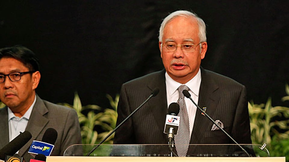 Der malaysische Premier Najib Razak informiert in Kuala Lumpur, dass die vermisste Boeing 777 über dem Indischen Ozean abgestürzt sei.