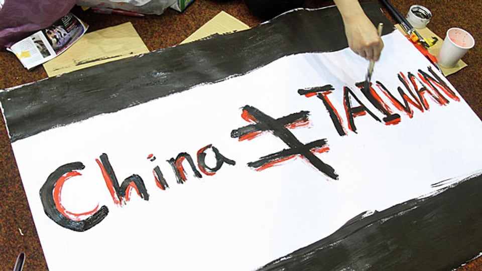 Ein Student schreibt auf ein Plakat «China ist nichtTaiwan».