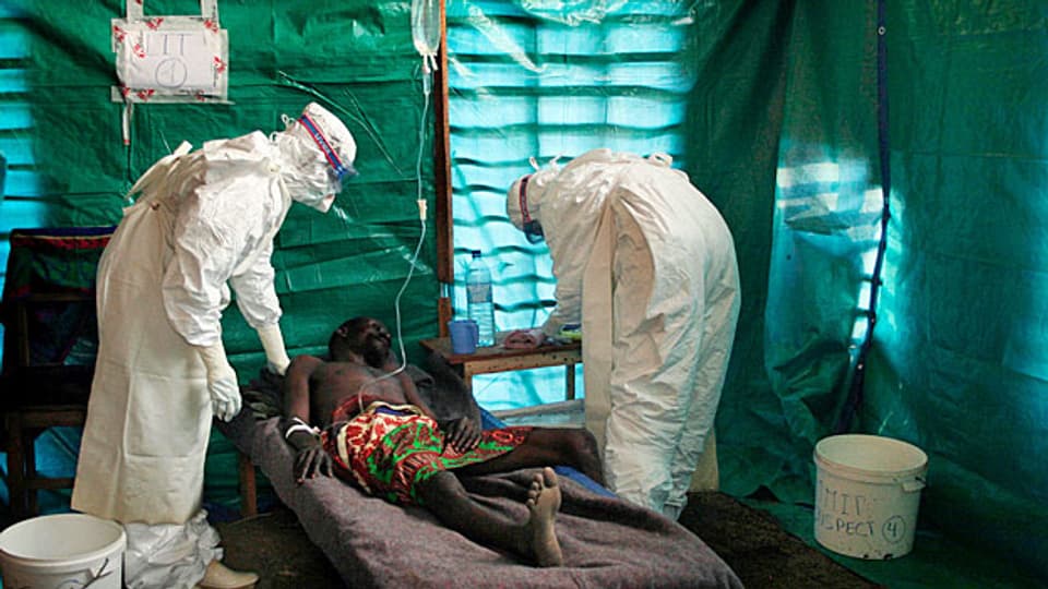 Betreuung eines Ebola-Patienten durch Ärzte von Medecins sans Frontières in Kongo.